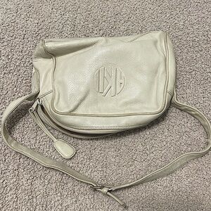 perfectly intact outside genuine leather, inner lining perfectly intact. Pockets